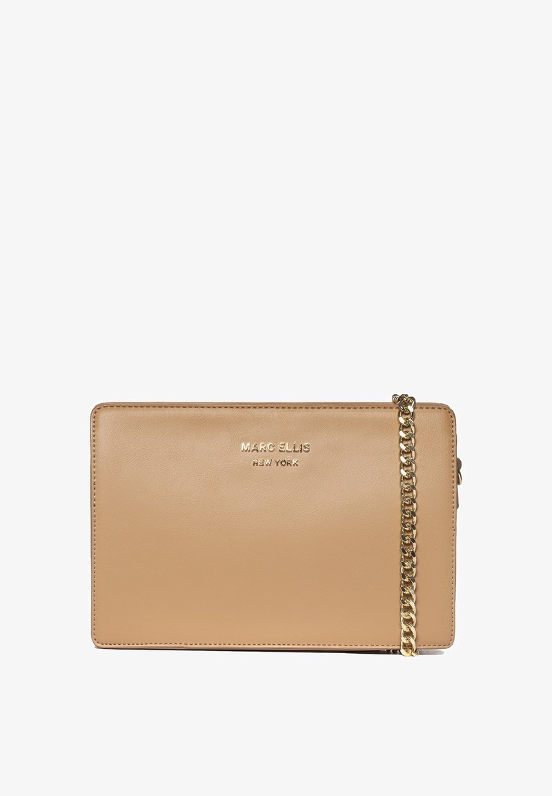 Sac bandoulière en cuir tan avec une chaîne en or. Il dispose d'un logo embossé, d'une texture lisse, d'une forme rectangulaire et d'un design minimaliste.