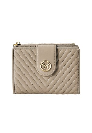 Bež prošivena novčanik s dijagonalnim šavovima, prednjim kopčom na preklop s zlatnim okruglim logotipom te gornjim pretincem na patentni zatvarač sa zlatnom bravom.