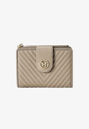 Portefeuille matelassé beige avec surpiqûres diagonales, fermeture à pression avant ornée d'un logo circulaire doré, et compartiment supérieur zippé avec éléments dorés.