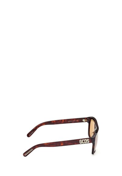 Gafas de sol carey marrón con montura rectangular y el logotipo "GCDS" en la patilla sobre un fondo blanco.