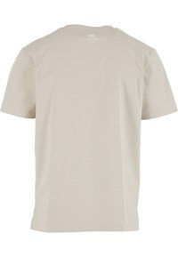 T-shirt beige a maniche corte che mostra il retro con un piccolo logo bianco e del testo vicino al collo.