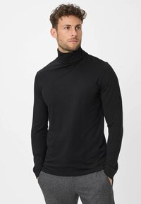 Zwarte lange mouwen coltrui gemaakt van een zachte, elastische stof met aansluitende mouwen en een hoge nek. Eenvoudig, aansluitend ontwerp.