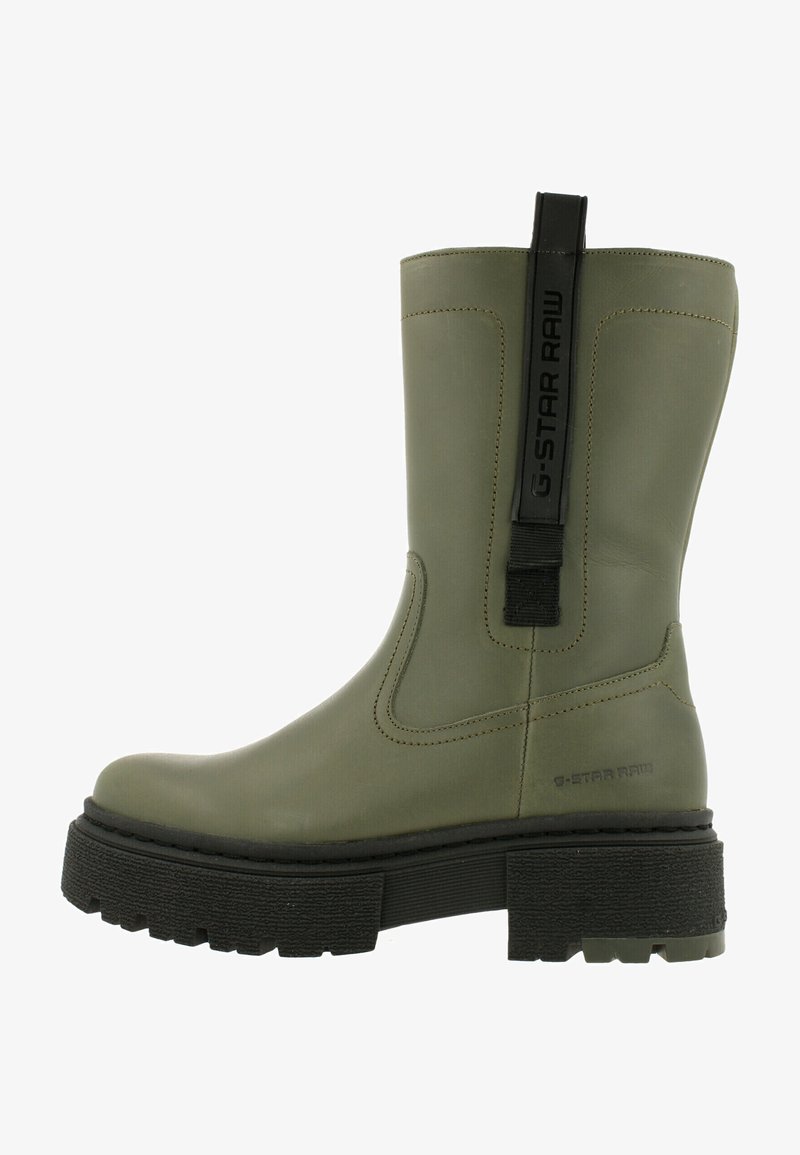 Groene rubberen enkellaarsjes met een gestructureerde zwarte zool, voorzien van een trekhaak en het G-Star Raw-logo aan de zijkant. Glad, waterdicht materiaal.