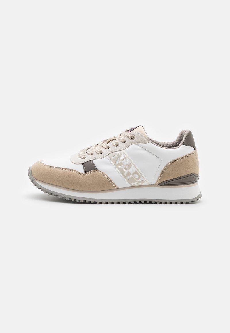 Vit och beige sneaker med ovandel i mocka och syntetmaterial, texturerad sula, kontrasterande detaljer och framträdande varumärkeslogotyp på sidan.
