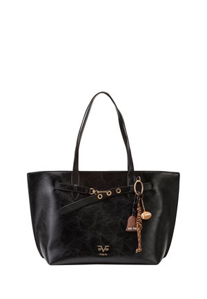 Schwarze Leder-Tote-Tasche mit doppelten Griffen, goldfarbenem Beschlag und angebrachtem Schlüsselanhänger mit kleinem Fußball und geflochtenem Seildetail.