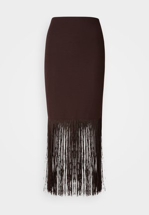 Bruine kokerrok gemaakt van een gladde stof, met een franjerand aan de zoom die textuur en beweging toevoegt.