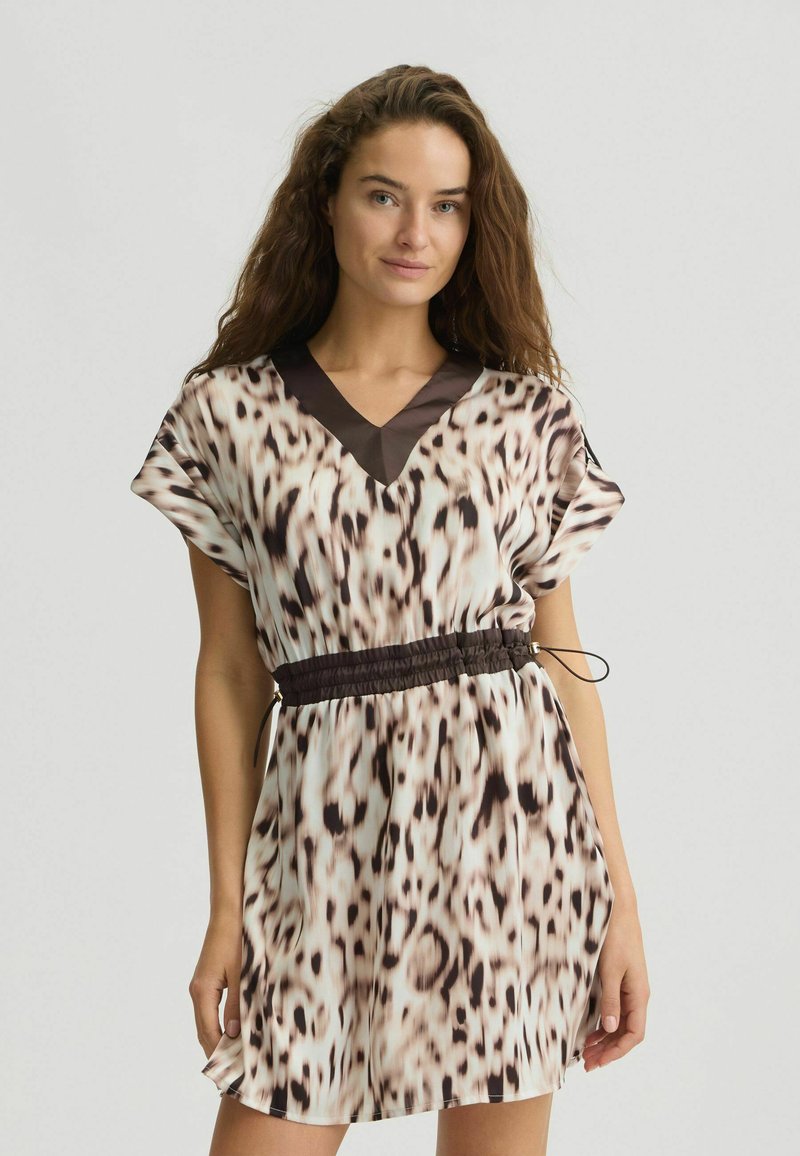 Kurzärmliges Kleid in hellem Beige mit einem braunen Tiermuster. Verfügt über einen V-Ausschnitt und einen elastischen Bund für eine anpassbare Passform. Glatte Textur.