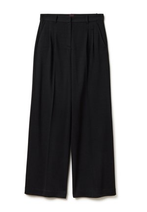 Zwarte wijde pijpen broek met een geplooide voorkant, zachte stof en een platte tailleband. Geen zichtbare zakken of versieringen.
