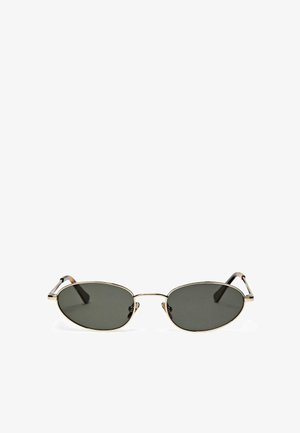 Lunettes de soleil à verres foncés en forme ovale, monture fine en métal doré et embouts de branches noirs, présentées sur fond blanc.