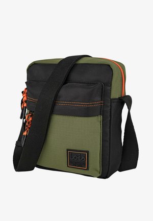 Bolso bandolera verde y negro hecho de tela duradera, con una cremallera naranja, detalles decorativos y un bolsillo frontal con un parche con el logo.