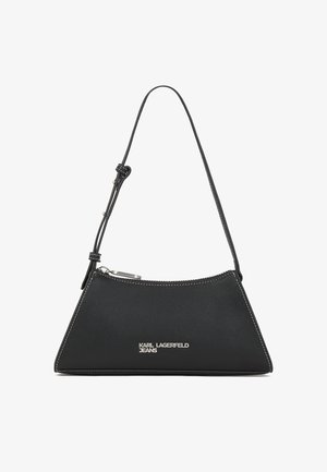 Geantă de piele neagră cu o formă triangulară, dotată cu un fermoar argintiu, cusături albe și un logo "KARL LAGERFELD JEANS" pe față.