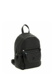 Mochila de cuero negra con superficie texturizada, forma redondeada, dos bolsillos frontales con cremallera, asa superior y correas ajustables.