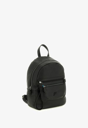 Sac à dos en cuir noir avec une surface texturée, forme arrondie, deux poches avant zippées, une poignée supérieure et des bretelles ajustables.