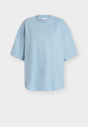 Ανοιχτό μπλε, υπερμεγέθη κοντομάνικη μπλούζα με στρογγυλή λαιμόκοψη και χαλαρή εφαρμογή σε μονόχρωμο φόντο.