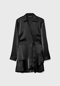 Robe drapée en satin noir avec des manches longues, un col, une taille avec lien et des détails de volants superposés à l'ourlet. Texture lisse avec une finition brillante.