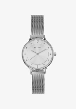 Zilveren Skagen Denmark horloge met mesh-bandje, minimalistische wijzerplaat, kristallen uurmarkeringen en zilveren uur- en minuutwijzers.