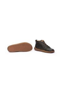 Botas de tobillo de cuero verde con suela de goma marrón, diseño de cordones y acentos cosidos. La suela tiene un patrón de logo texturizado.