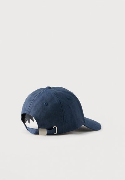 Μπλε ναυτικό ρυθμιζόμενο καπέλο μπάσκετ με μεταλλικό κούμπωμα, εμφανείς ραφές και τρύπες αερισμού, απεικονίζεται από πίσω σε λευκό φόντο.