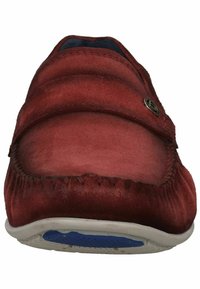 Červená semišová obuv na slip-on s kulatou špičkou, s vyšitými detaily, dekorativním knoflíkem a bílou gumovou podrážkou s modrými detaily.