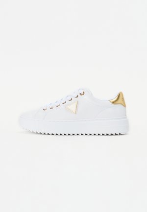 Sneaker blanche avec une finition lisse, accents dorés à l'arrière, logo triangulaire et semelle dentelée. Conception à lacets avec œillets dorés.