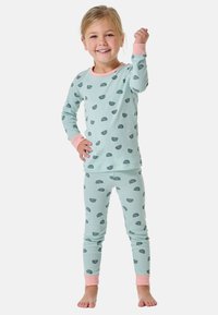 Lichtblauw pyjama set met een regenboogpatroon, met roze boorden op de mouwen en broekspijpen. Zachte textuur, getailleerd ontwerp voor comfort.