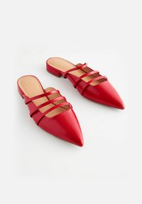 Mules rouges à bout pointu avec une finition en cuir lisse. Présentent trois lanières horizontales et un petit talon bloc pour plus de stabilité.