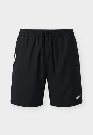 Fekete sport rövidnadrág rugalmas derékpánttal, elöl húzózsinórral, oldalzsebekkel és fehér Nike logókkal a bal lábszáron és a jobb zsebén.