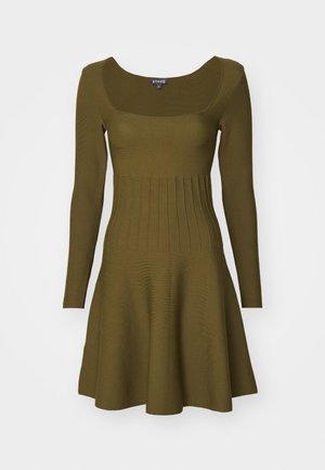 Olivgrön långärmad klänning med figursydd överdel och utsvängd kjol. Har fyrkantig halsringning och ribbad textur vid midjan.