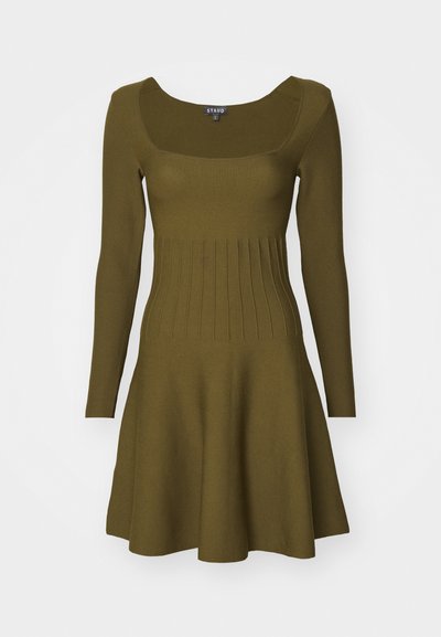 Vestido verde oliva de mangas longas com um corpo ajustado e saia rodada. Apresenta um decote quadrado e textura canelada na cintura.