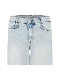Pantalones cortos de mezclilla azul claro con dobladillo deshilachado, diseño clásico de cinco bolsillos y cierre de botón plateado. Desvanecimiento sutil en la tela.