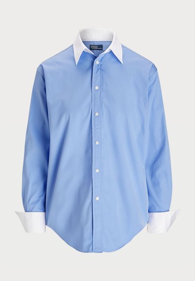 Svetlo modra srajca z dolgimi rokavi in belim kontrastnim ovratnikom. Ima gladko teksturo in pet sprednjih gumbov.