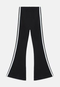 Juodos, šiurkščios medžiagos kelnės, išplėstomis apačiomis, su baltais šonais dryžiais. Dizainas apima platų kojų atvartą ir elastinę juosmens juostą.