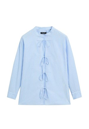 Blouse à manches longues rayée verticalement bleu clair et blanc, avec un col montant et quatre nœuds attachés sur le devant.