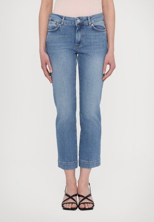 Jeans in denim azzurro chiaro con taglio dritto, lunghezza cropped e orli ripiegati. Presentano il classico stile a cinque tasche e chiusura con bottone.
