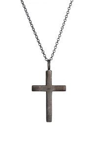 Ciondolo a forma di croce in metallo nero su una collana a catena a maglie. La croce ha una superficie texturizzata, con una piccola incisione sul retro.
