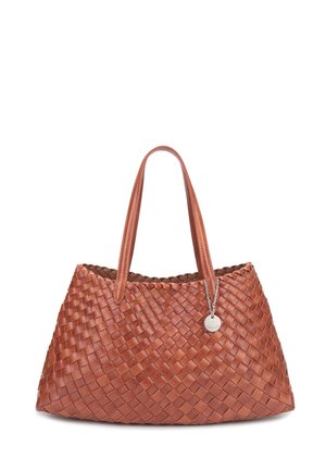 Sac cabas en cuir tressé marron avec de longues anses et un petit pendentif rond en argent suspendu à une ansse.
