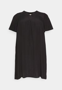 Vestido preto de manga curta com decote em V, apresentando um corte descontraído e uma textura subtil de riscas verticais. A bainha fica acima do joelho.