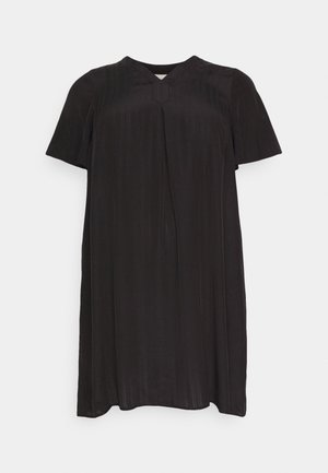 Vestido corto negro de manga corta con escote en V, de ajuste relajado y textura sutil de canalé vertical. El dobladillo cae por encima de la rodilla.