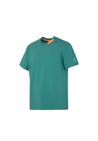 T-shirt in cotone verde con maniche corte, scollo rotondo e un accento arancione sul collo. Design semplice, leggero e texture liscia.