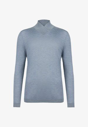 Jasnoniebieski sweter z długim rękawem, z fasonem z zakładanym kołnierzem. Wykonany z miękkiego, teksturowanego materiału, z delikatnym blaskiem i prążkowanym dołem.