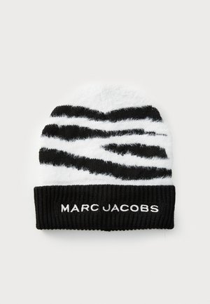 Mustahuoneinen pipo, jossa on pörröinen seeprahkoulu ja ribatoitu musta hiha, jossa on valkoisella kirjailtu "MARC JACOBS".