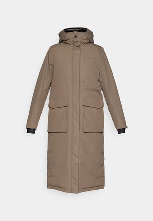 Cappotto invernale taupe fino al ginocchio con cappuccio, zip frontale, due ampie tasche a patta e polsini neri a coste.