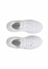 Baskets de sport blanches en maille, présentant une surface texturée, un bout rond et des lacets plats. Comprend un logo visible sur la semelle intérieure.