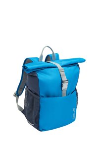 Mochila azul con tapa enrollable, correas grises y bolsillo lateral de malla. Cuenta con un tejido duradero y un detalle de logo en la parte frontal. Diseño compacto y estructurado.