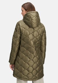 Olijfgroene gewatteerde pufferjas met capuchon, voorzien van ronde patronen en een gladde textuur. Middellange stijl met zijzakken.