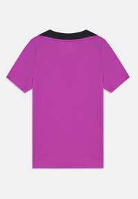 T-shirt à manches courtes de couleur violet vif, avec un col noir. Fabriqué à partir d'un tissu texturé avec une finition lisse.