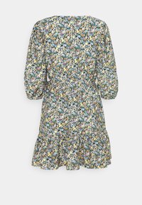 Robe fleurie avec taille froncée, manches bouffantes trois-quarts et ourlet évasé. Le tissu présente un motif floral multicolore sur un fond sombre.