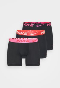 Drei Paar schwarze Herren-Boxershorts mit verschiedenen elastischen Taillenbändern in Pink und Rot, jeweils mit kontrastierenden Nike-Logos.