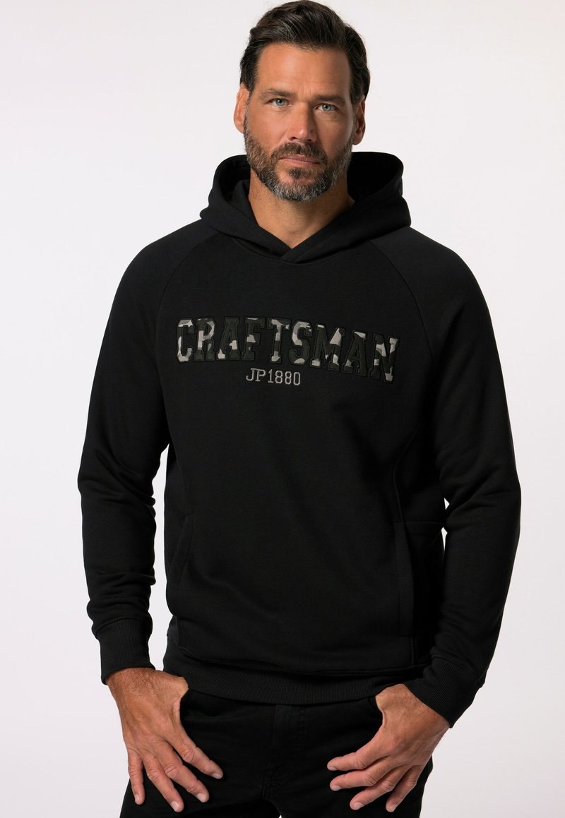 Felpa nera con cappuccio e tasca a marsupio, con logo "CRAFTSMAN JP1880" in stampa mimetica sul davanti. Realizzata in tessuto morbido e texturizzato.