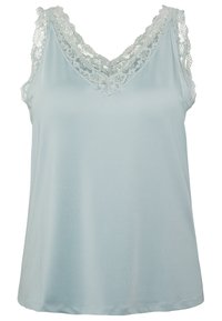 Ljusblå tanktopp i mjukt tyg, med en V-halsringning och intrikata spetsdetaljer längs halsringningen och axelkanten.